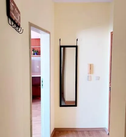 דירה Cozy With View, Wi-fi & Parking סטרה זגורה